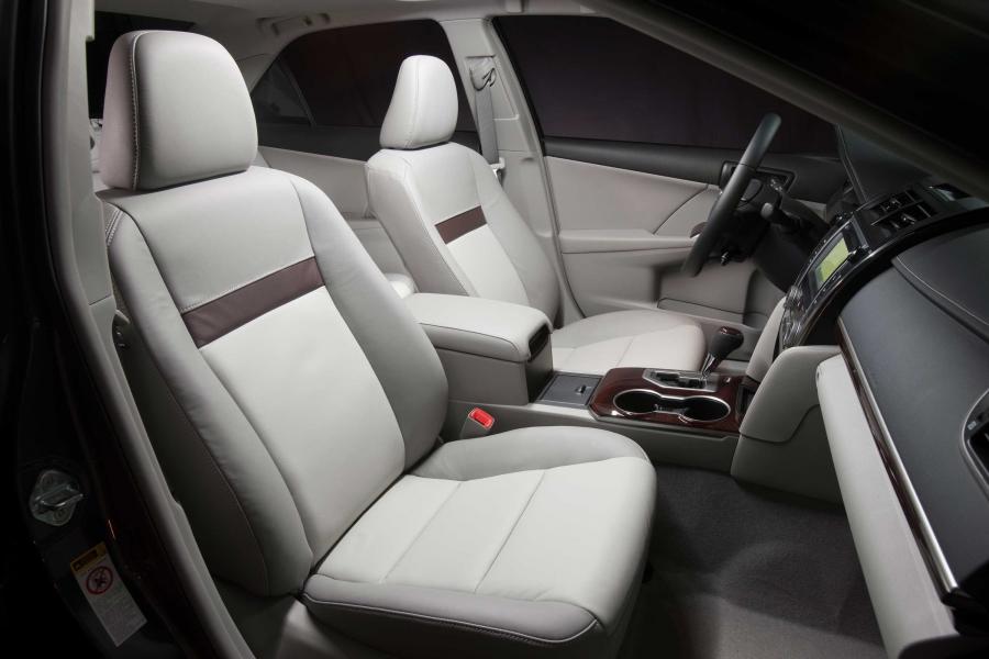  Toyota Camry XLE 2012 года  (фото 8 из 16)